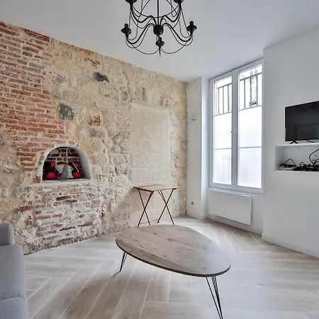 Typical Parisian Studio In Le Marais Apartment *